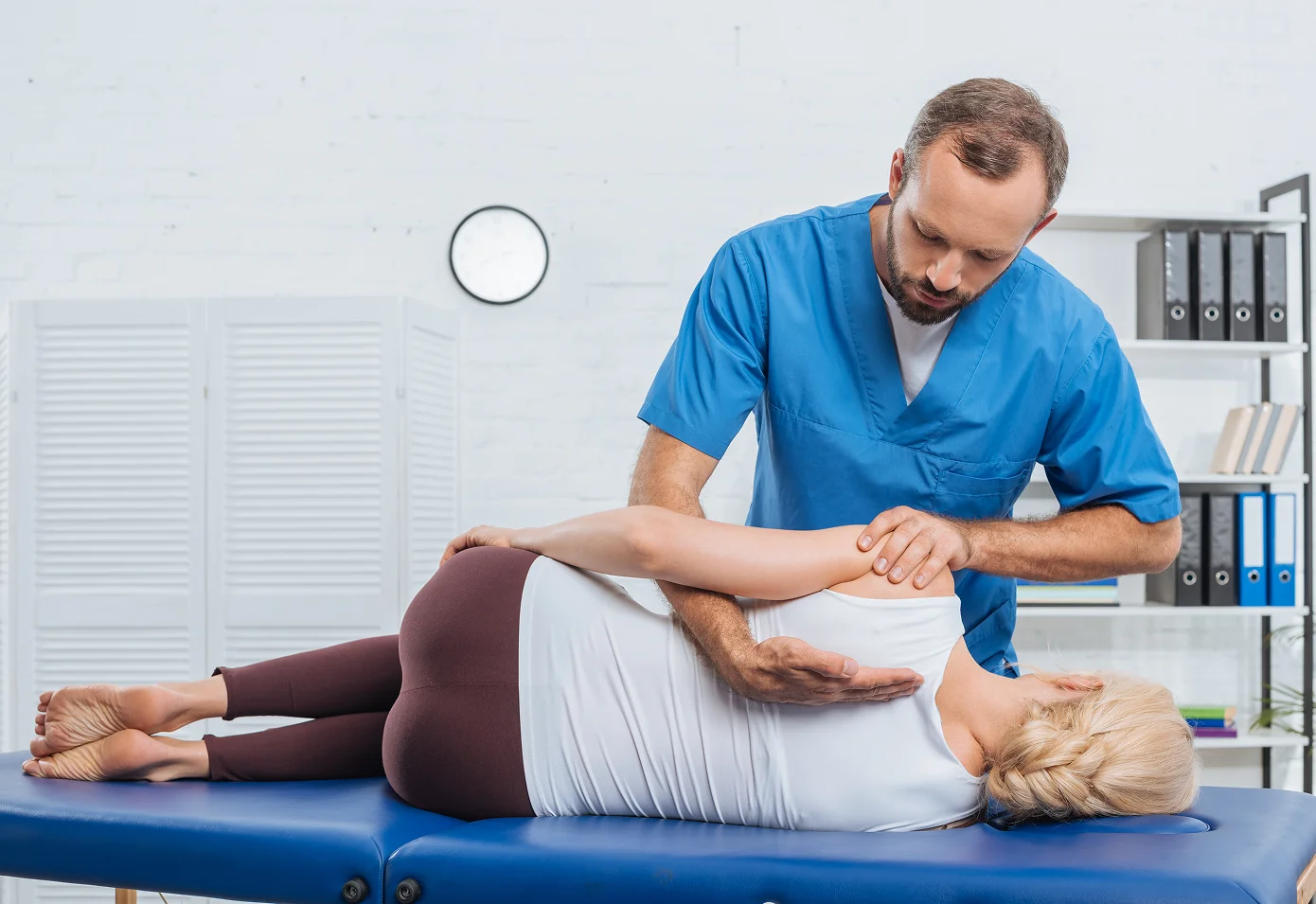 Fizioterapeut lucrand cu un pacient
